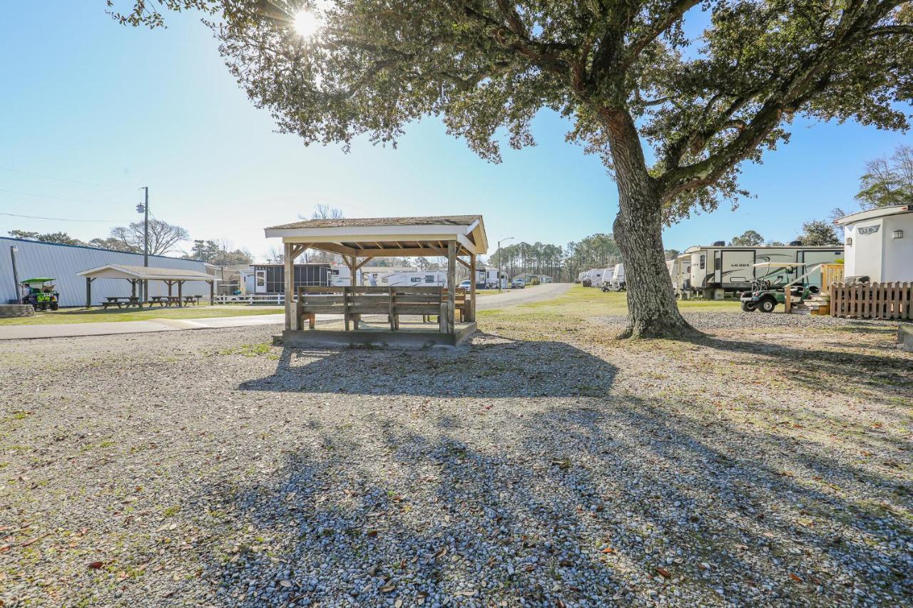 Spacious Home With Waterfront View-Welcome Pets Sneads Ferry Exterior photo