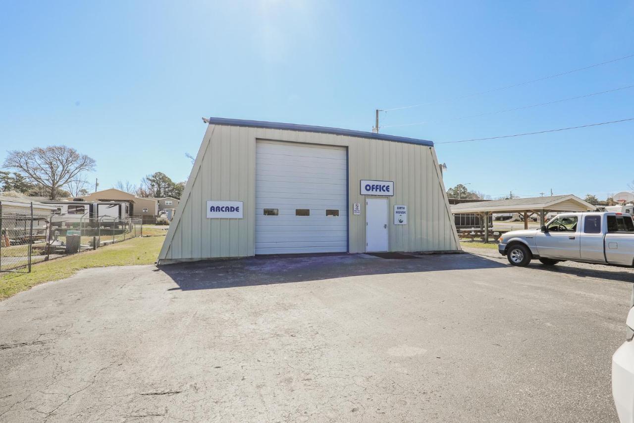 Spacious Home With Waterfront View-Welcome Pets Sneads Ferry Exterior photo