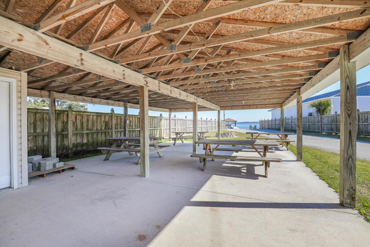 Spacious Home With Waterfront View-Welcome Pets Sneads Ferry Exterior photo